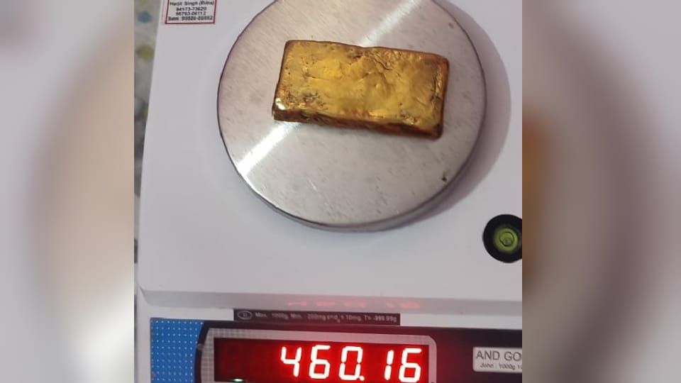 Amritsar: Customs officials seized 460 grams of gold from passenger came from SpiceJet flight from Dubai