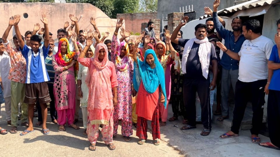 Pathankot: villagers of barath sahib protest against Asha worker 