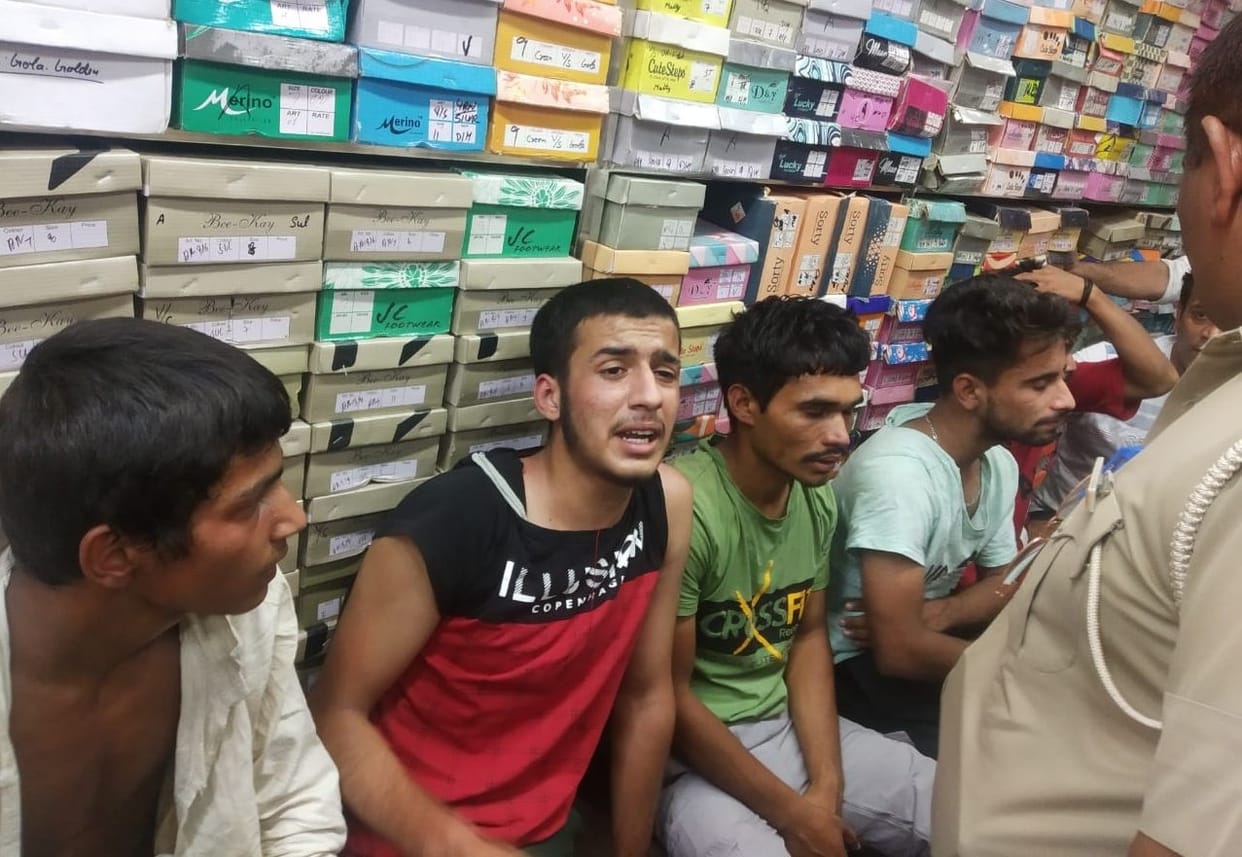 Traders not safe in markets: Attack on salesman by entering a shoe shop on Railway Road, traders arrested five with the help of police