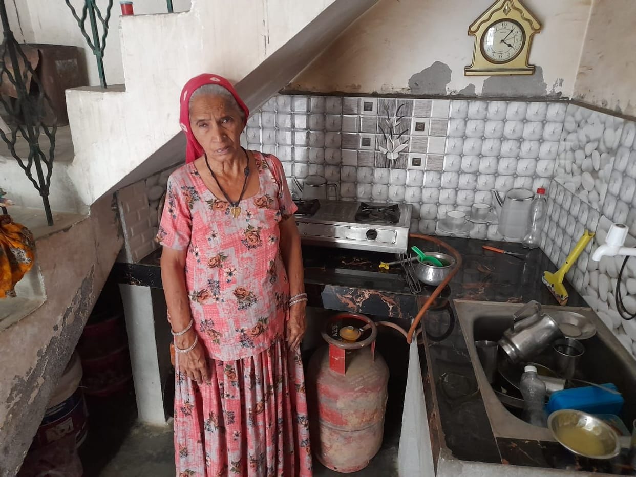 Beneficiaries of Ujjwala cooking morsels on the stove