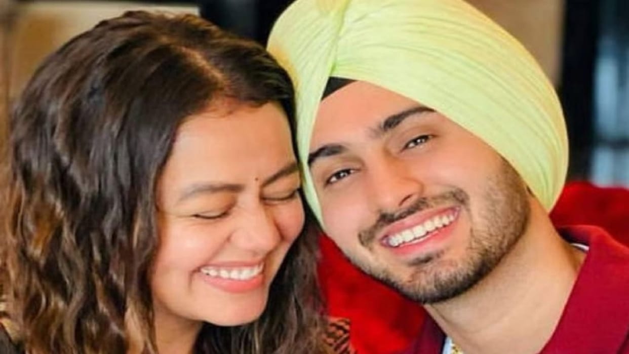Famous singer Neha Kakkar husband Rohanpreet Apple Watch iPhone and diamond ring stolen from Mandi hotel
