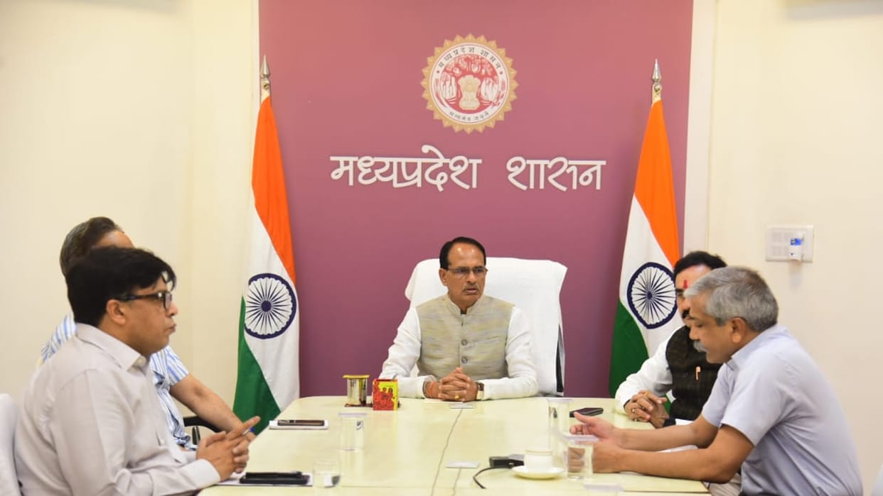 MP News CM convenes meeting of collectors, SP, commissioners, will review public service campaign