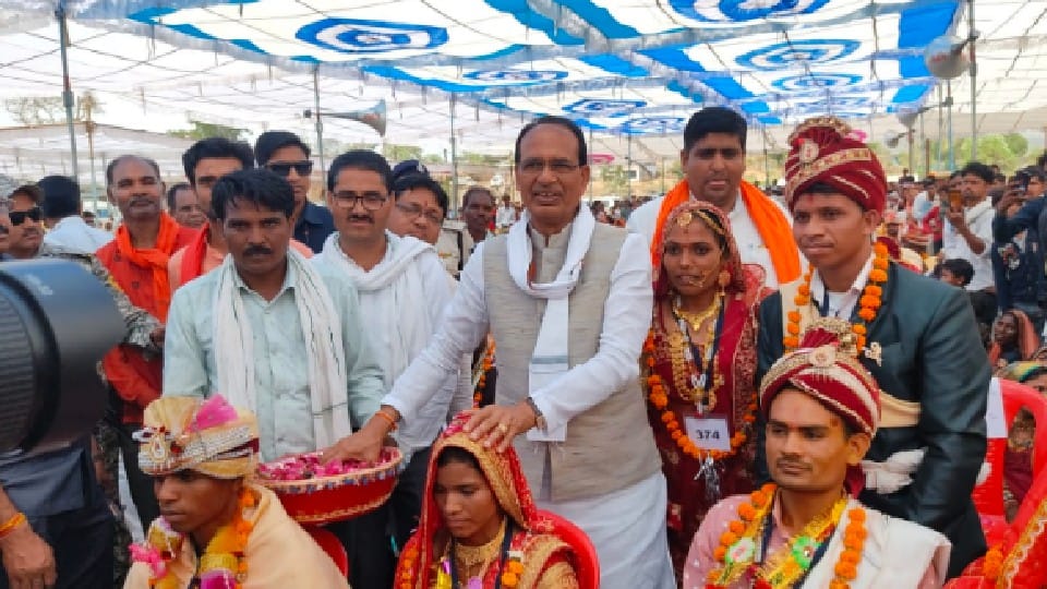 CM in Sehore: Marriage of 310 Gond and 101 Korku Samaj couples in Piplani village of Nasrullaganj, Chief Minister also attended