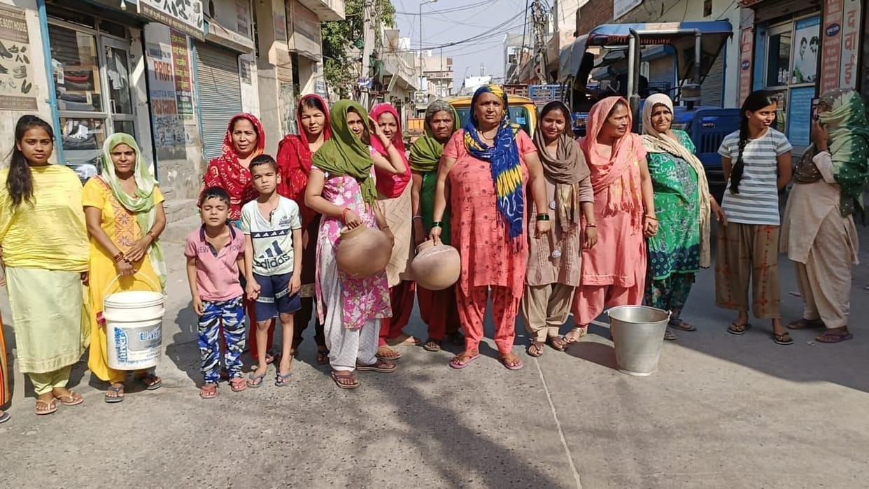 Angry women took to the road, boils broke out in the street of Suri petrol pump