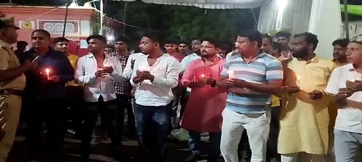 Young businessmen took out candle march