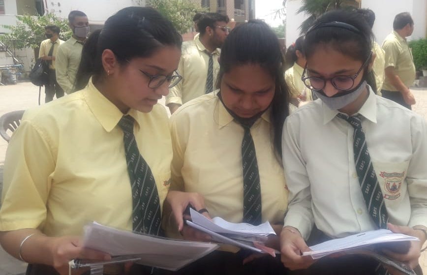 The faces of the students blossomed after seeing the English paper easy