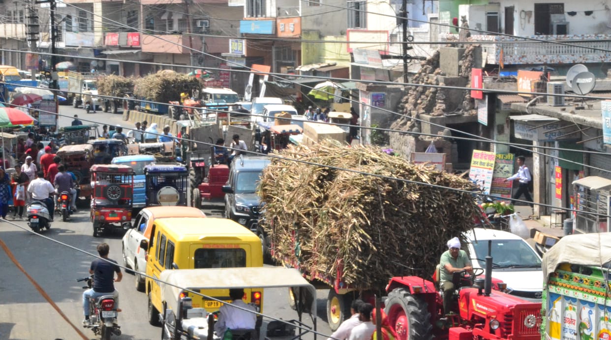 Sugarcane vehicles jammed in the humid heat of 40 degrees