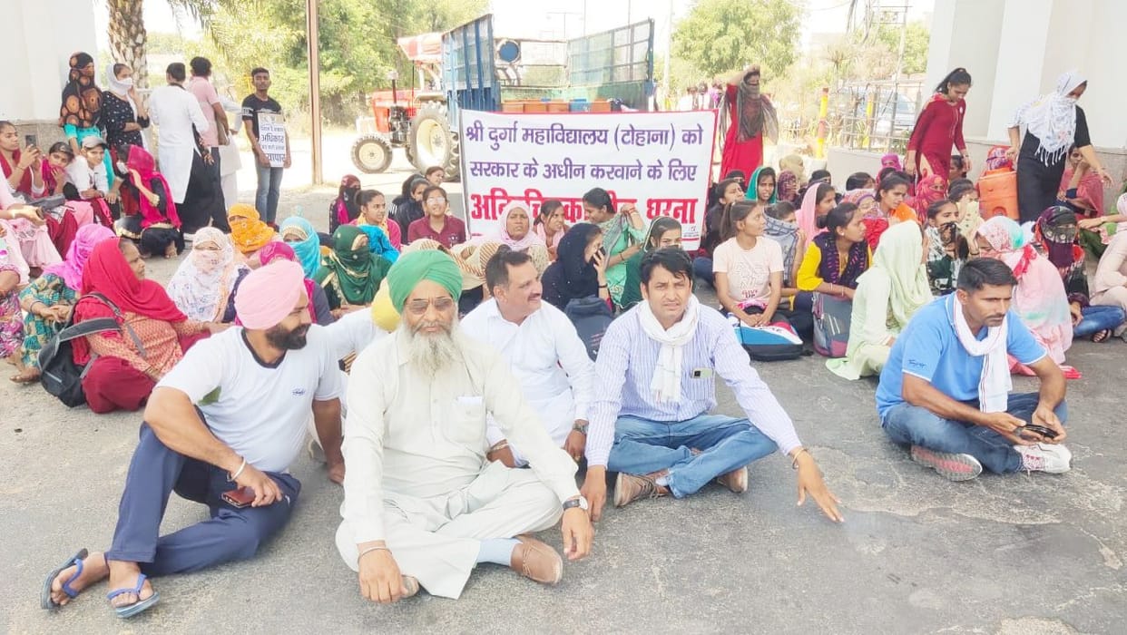 When the gate of the college was found closed, the anger of the girl students broke out.
