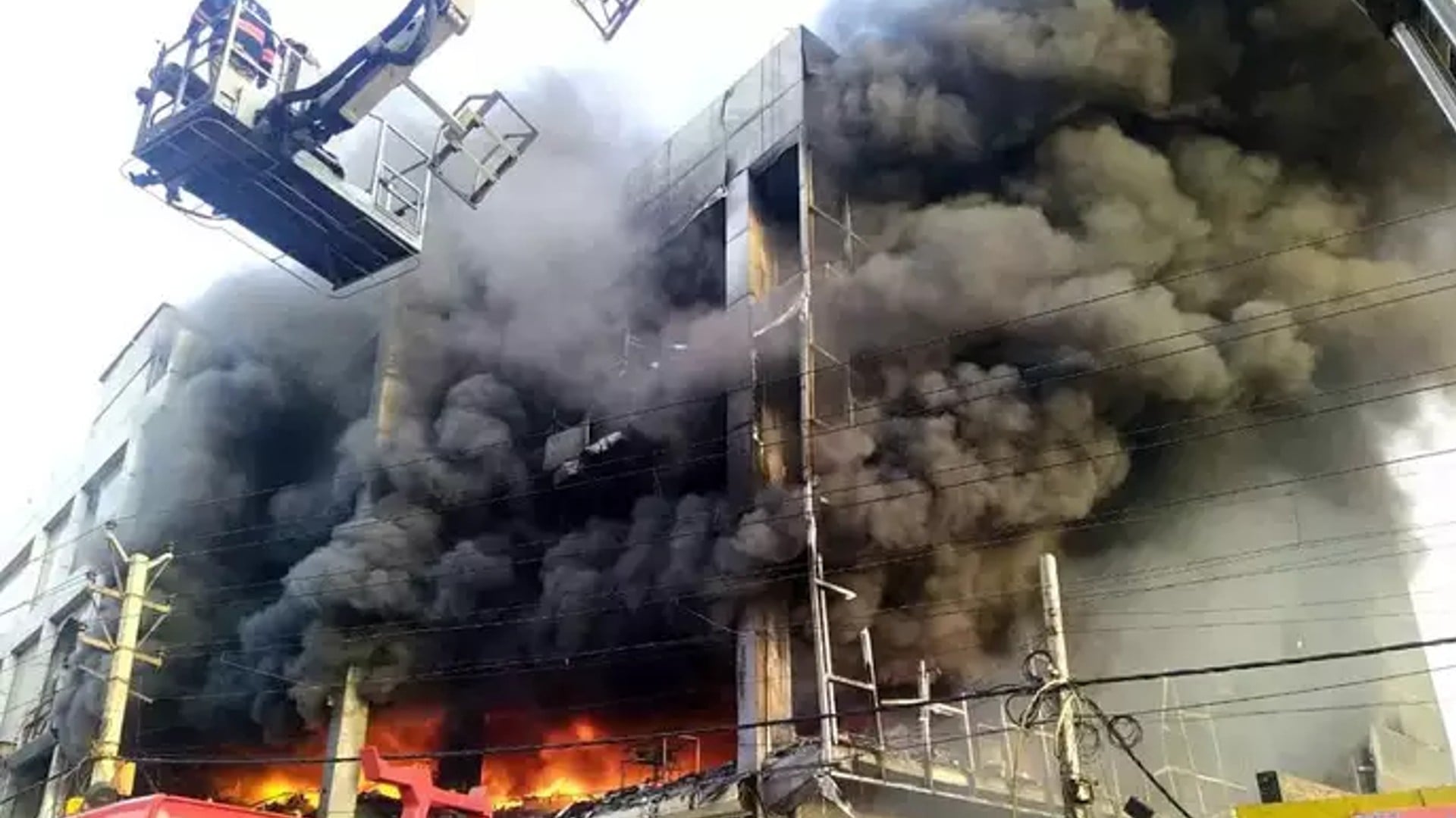 दिल्ली की रिहायशी इलाके में एक तीन मंजिला इमारत में आग लग गई। इसमें 27 लोगों की मौत हो गई।