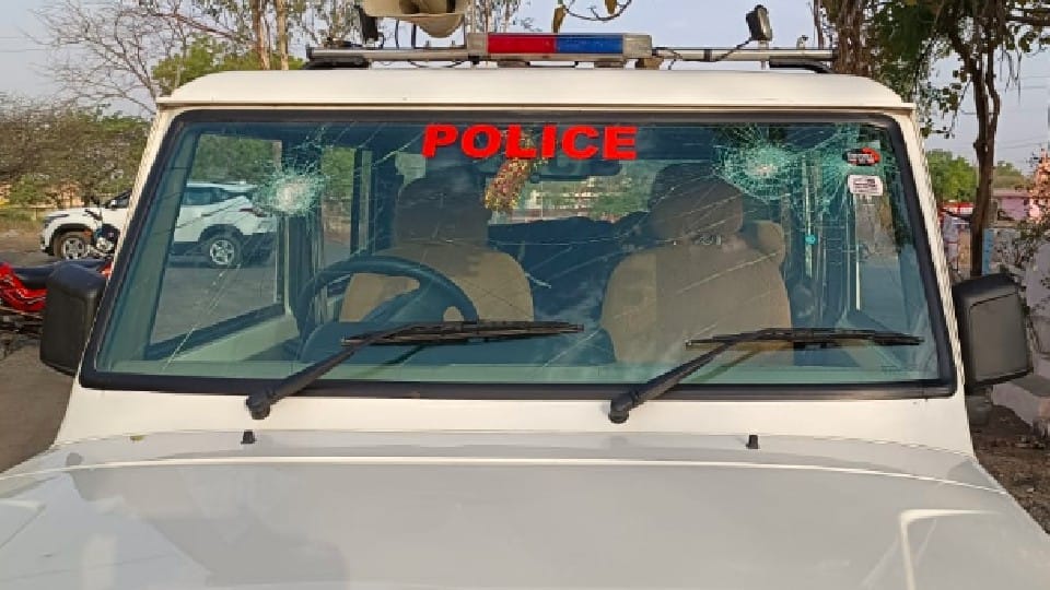 Attack on Police in Dhar: Stone pelted on police team that went to pick up missing woman, got dog cut, three policemen injured