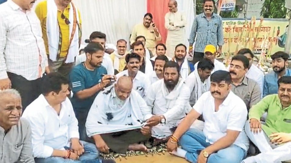 Dewas: BJP conspired to kill backward class, aggrieved Congress worker got shaved