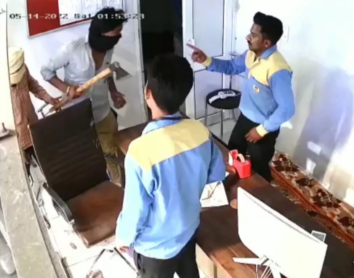 The miscreants looted 20 thousand from the petrol pump