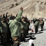 लद्दाख में जवानों से मिलते आर्मी चीफ मनोज पांडे