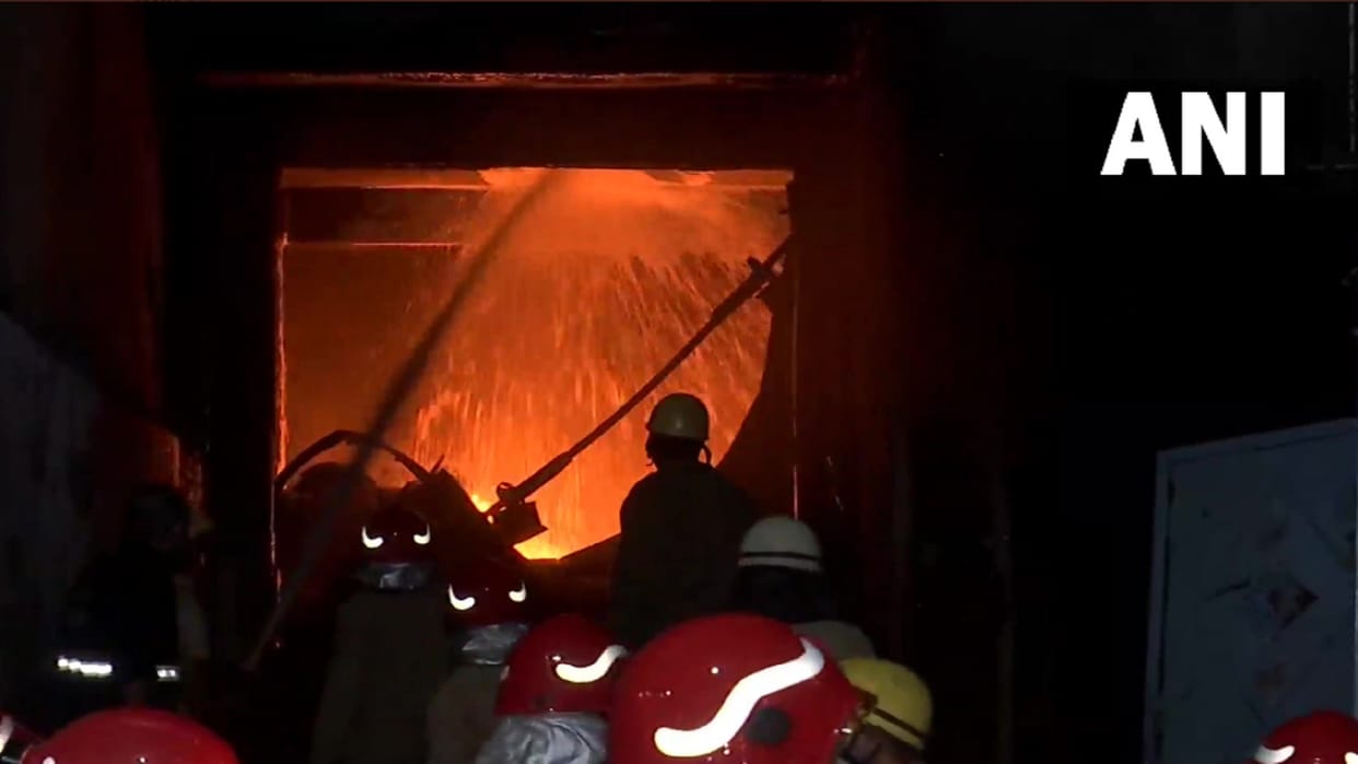 fire broke out in a plastic factory in narela delhi 15 fire tenders on the spot
