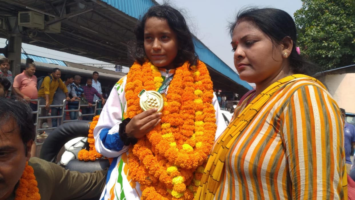 badminton star Aditya yadav returned home after giving gold medal in Deaflympics held in Brazil