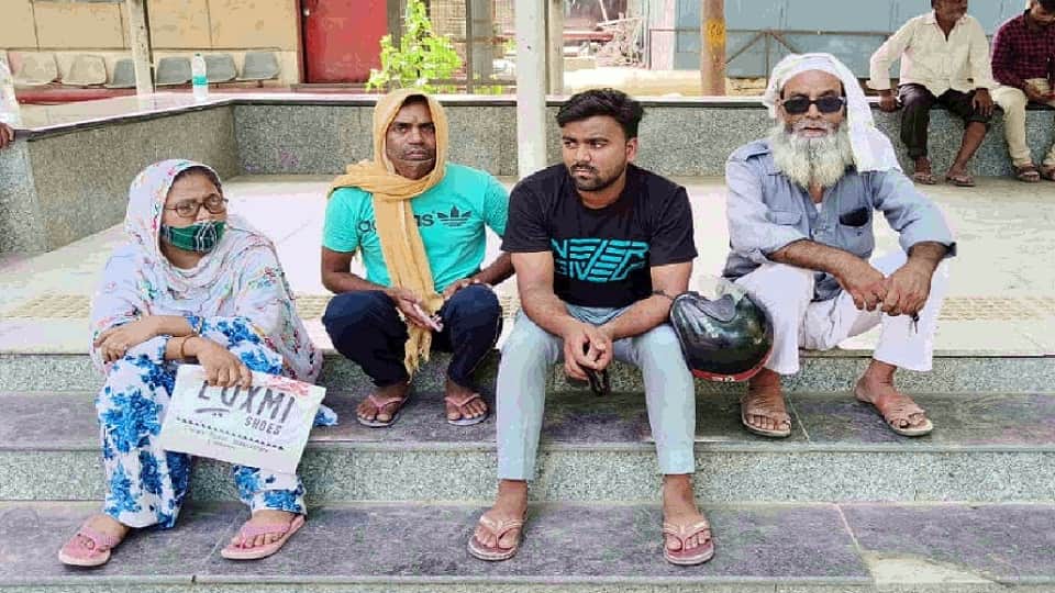 people sitting outside mortuary of sanjay gandhi hospital waiting to get dead bodies of their loved ones