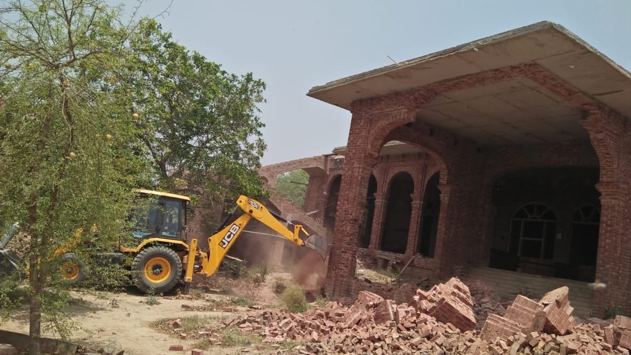 Bulldozer ran on the mansion of land mafia Yashpal Barwala