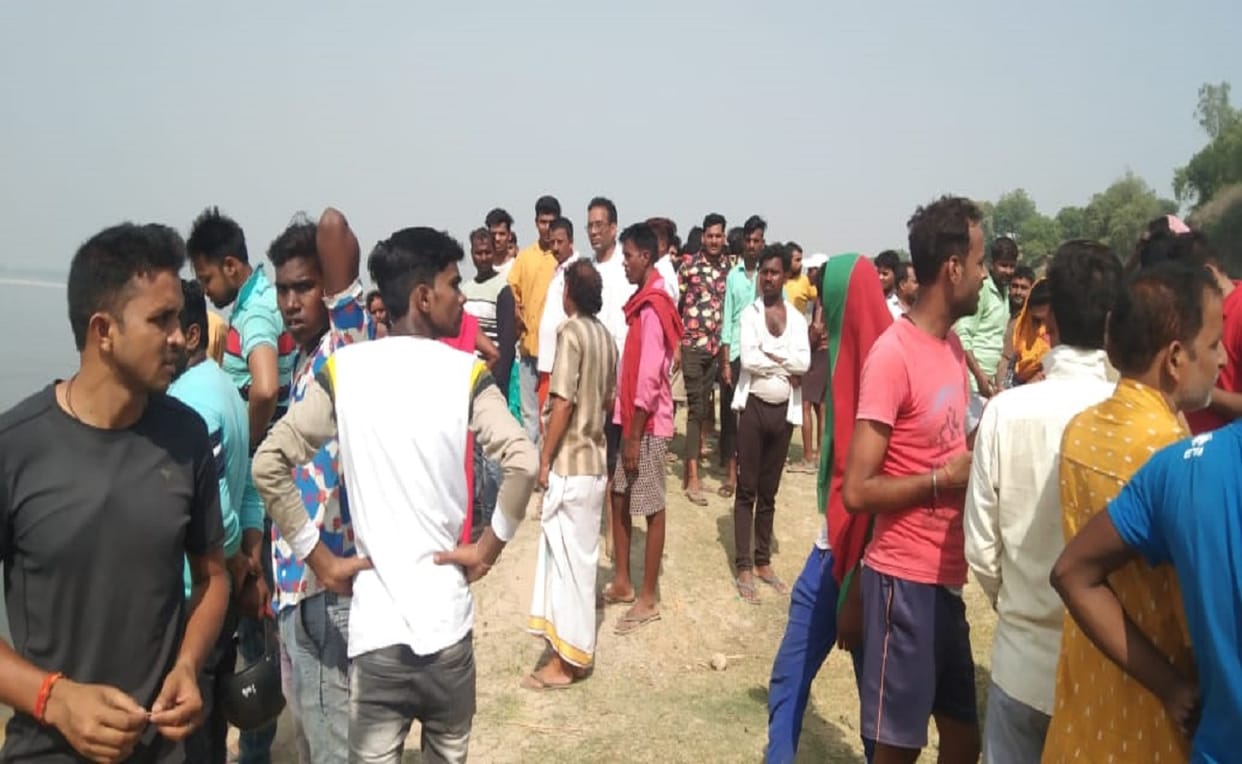 accident in Bhadohi Four youths drowned in Ganga during bath woman saved one life by  throwing sari