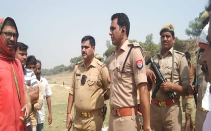accident in Bhadohi Four youths drowned in Ganga during bath woman saved one life by  throwing sari