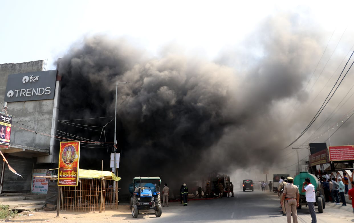Fire in showroom due to short circuit, loss of crores
