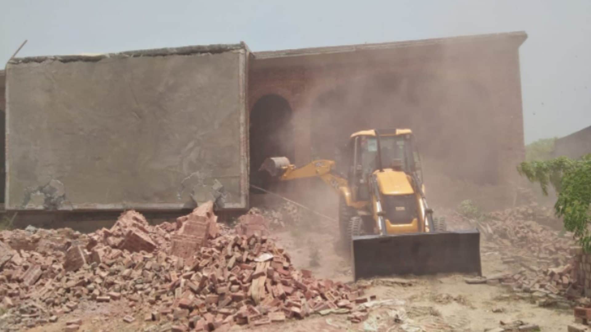 Bulldozer ran on illegal house of land mafia Yashpal Tomar in Baghpat, property worth crores has been seized in Noida Dehradun