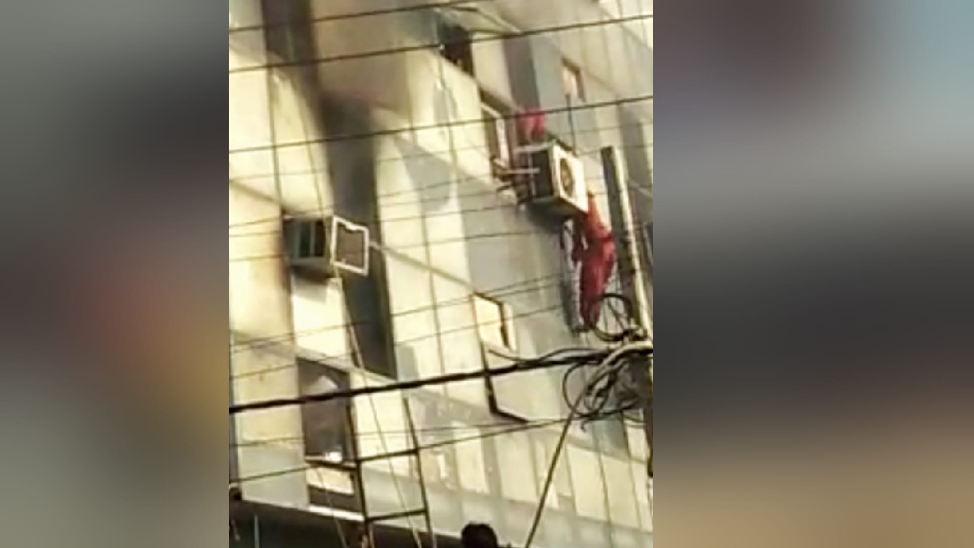 Delhi Mundka Fire Incidents Madhu saved the life of sister and friends, she herself missed boarding the crane