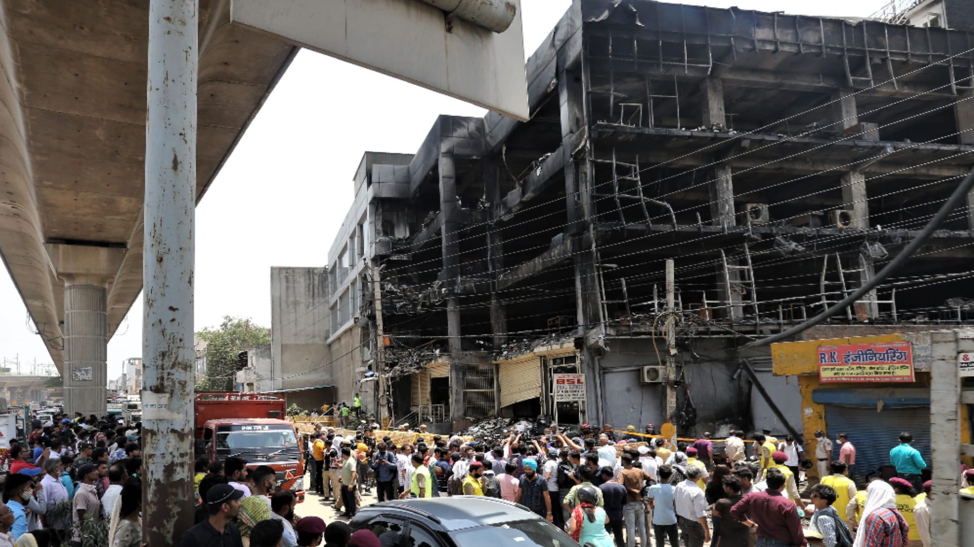 Delhi Mundka Fire woman said that if she had not jumped out by breaking glass she would have been burnt to ashes