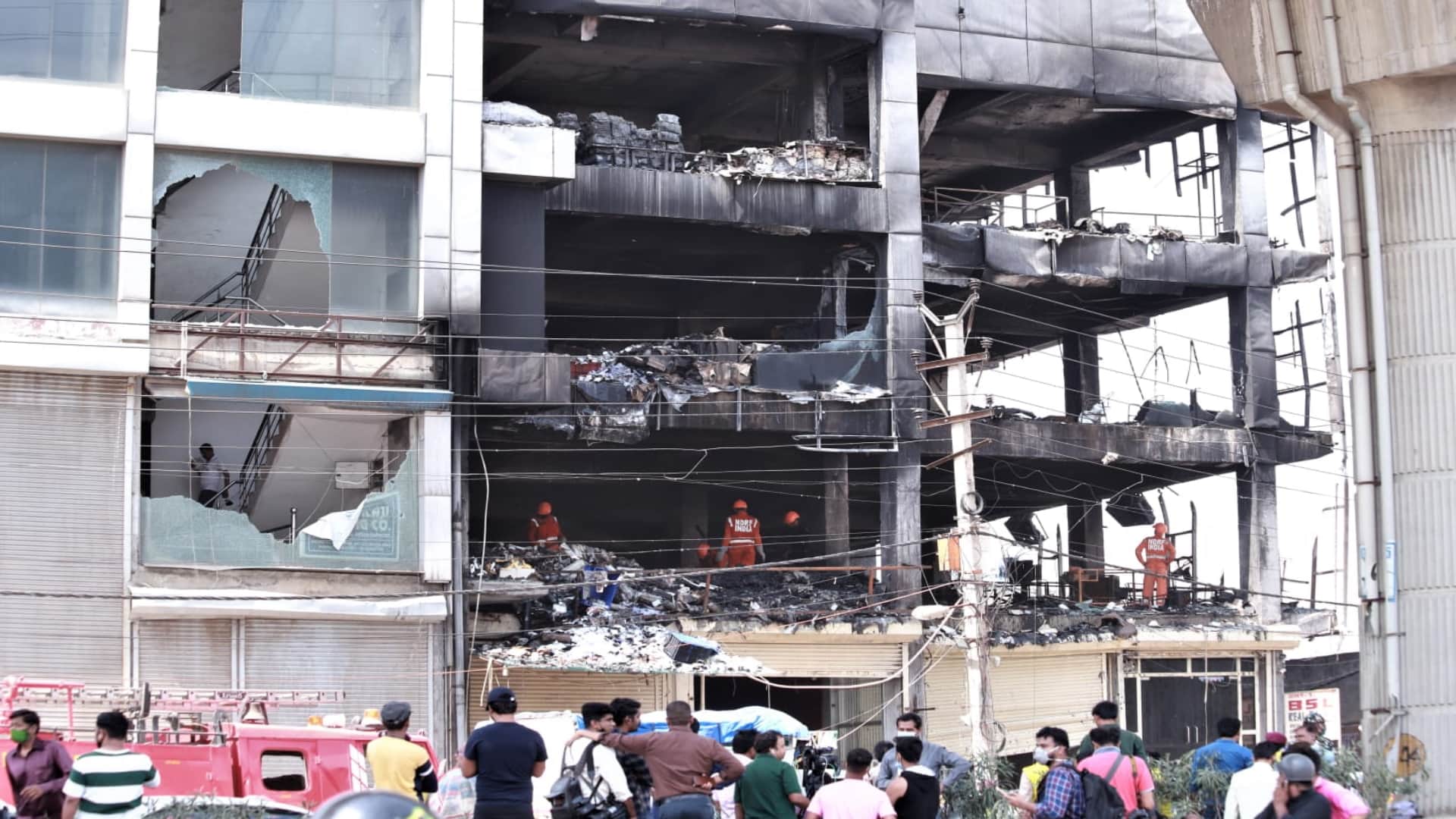 Delhi Mundka Fire Incidents Musarat husband Akbar says Showing the burnt dead body, sir, whom should I take away