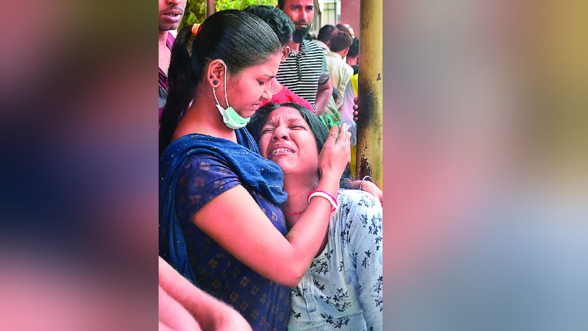 Delhi Mundka Fire Incidents Relatives weeping in the scorching sun at Sanjay Gandhi Hospital see painful pictures
