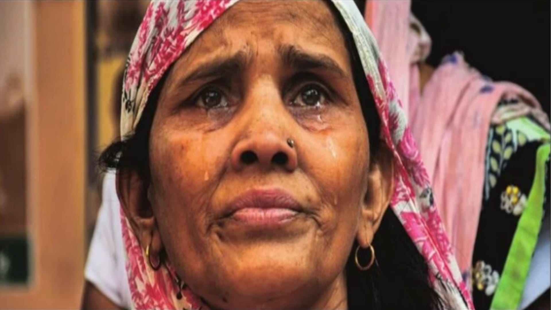 Delhi Mundka Fire Incidents Relatives weeping in the scorching sun at Sanjay Gandhi Hospital see painful pictures