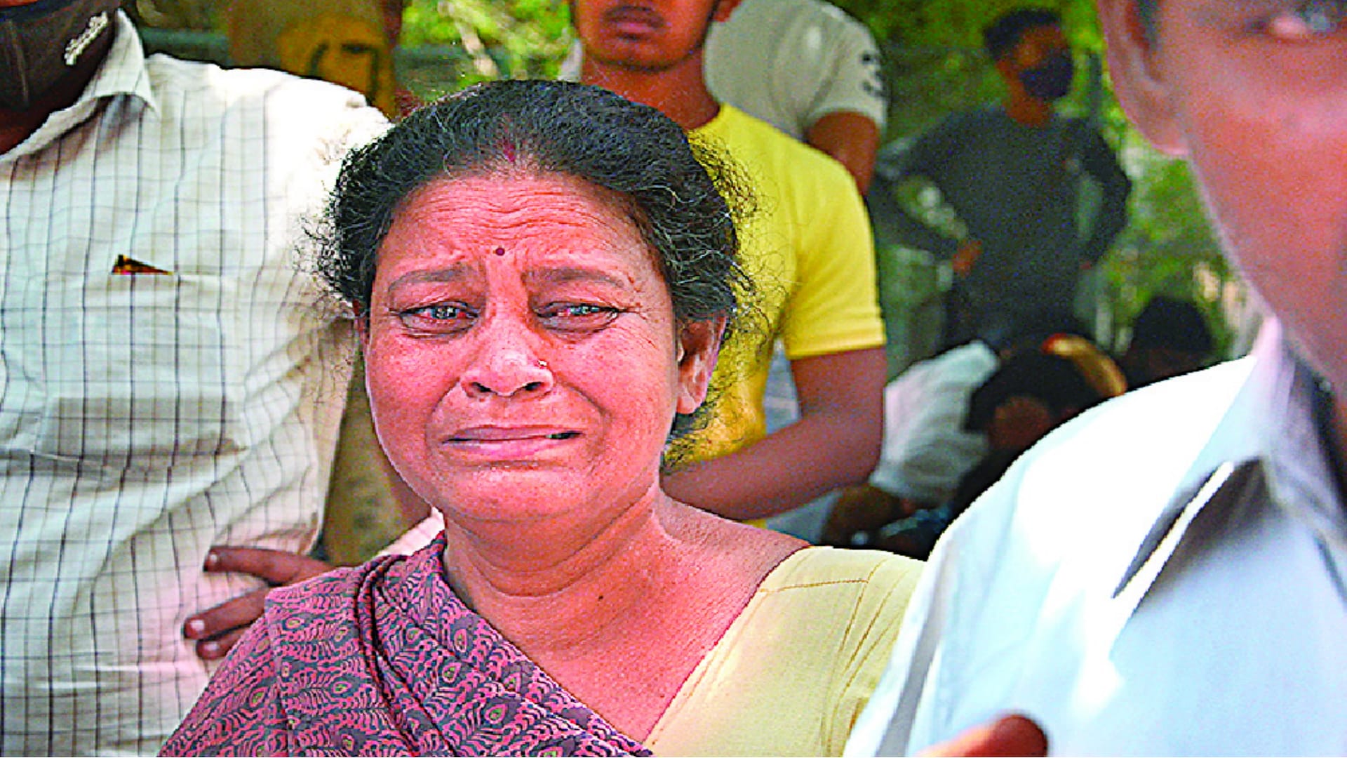 Delhi Mundka Fire Incidents Relatives weeping in the scorching sun at Sanjay Gandhi Hospital see painful pictures