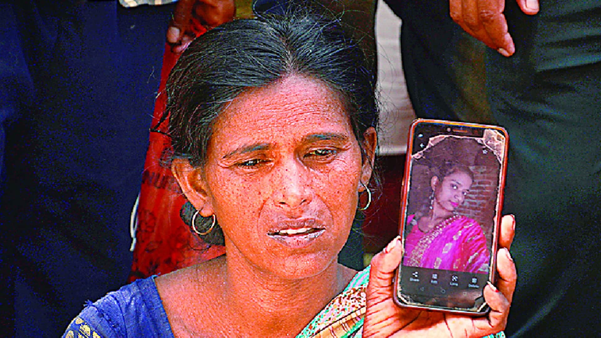 Delhi Mundka Fire Six sisters are waiting for Nisha, who takes care of the family