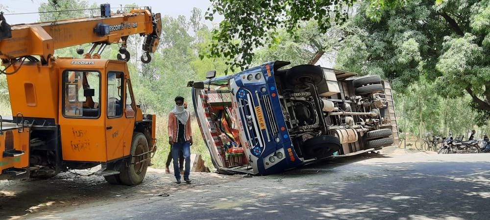 hardoi news,The bus overturned after hitting the culvert, seven referees