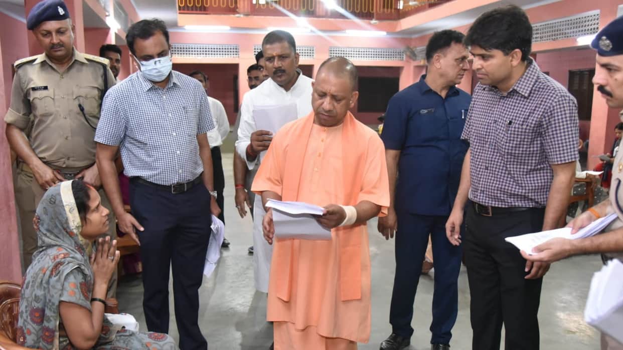 CM Yogi listened to complaint in janta Darbar Gorakhpur UP