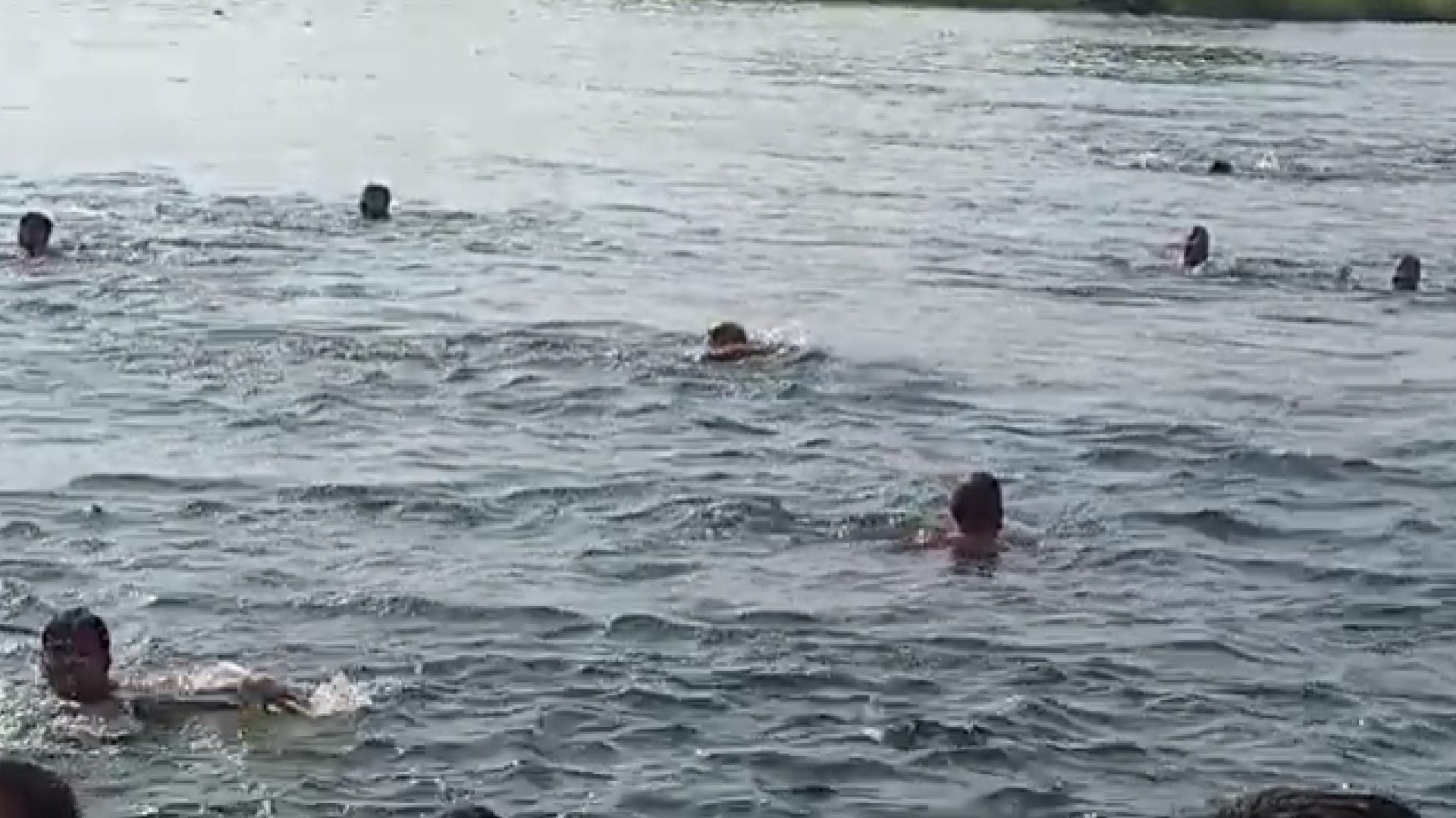 Jabalpur: People camped on the banks of Narmada to get rid of the heat, women are learning swimming tricks in Jilhari Ghat