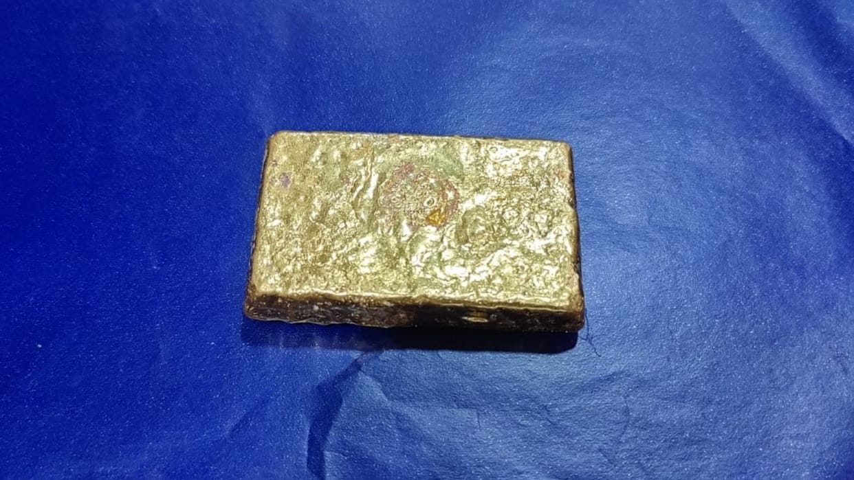50 Lakh rupees gold found in toilet of a plane.