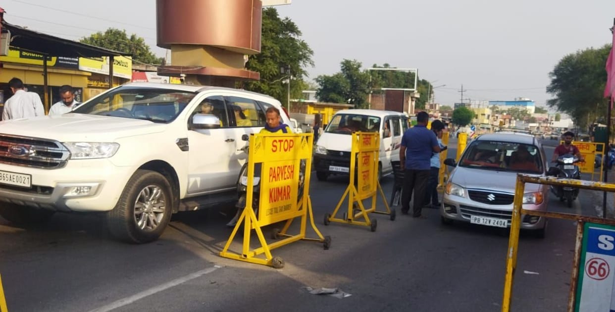 Vehicles entered without checking at Mehtpur border