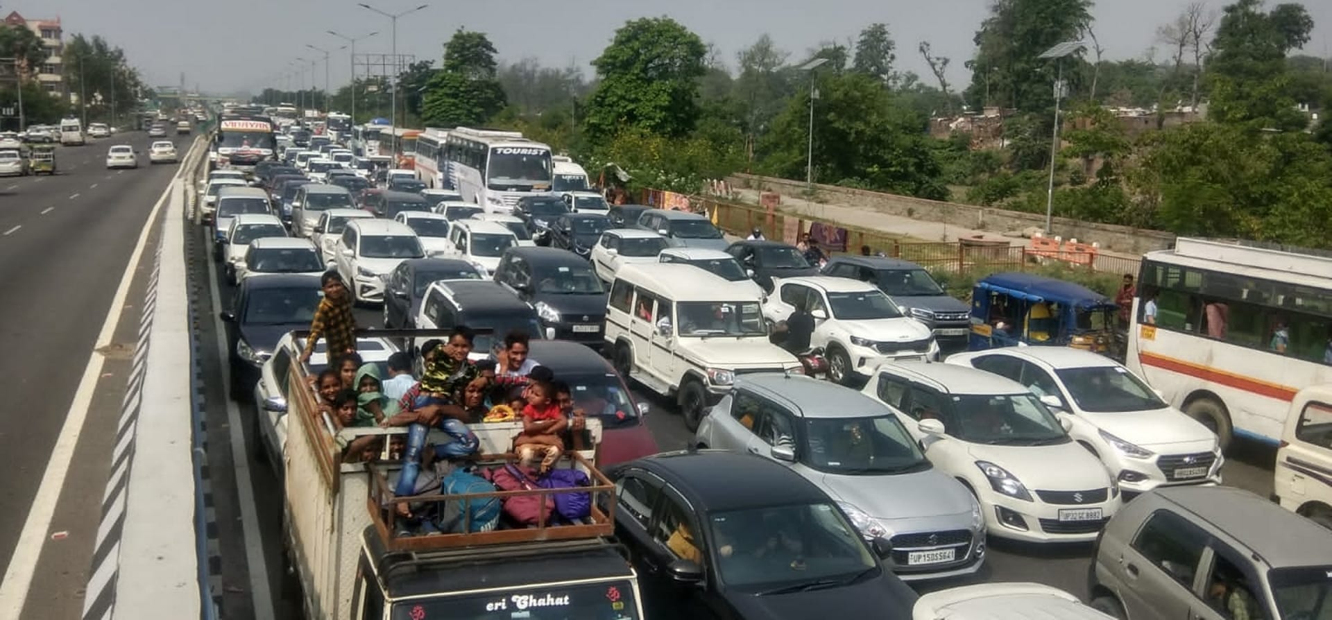 Buddha Purnima Snan, tourists crowd in Haridwar, jam on highway, 50 thousand four wheelers passed through Delhi-Doon highway in 18 hours, See Photos