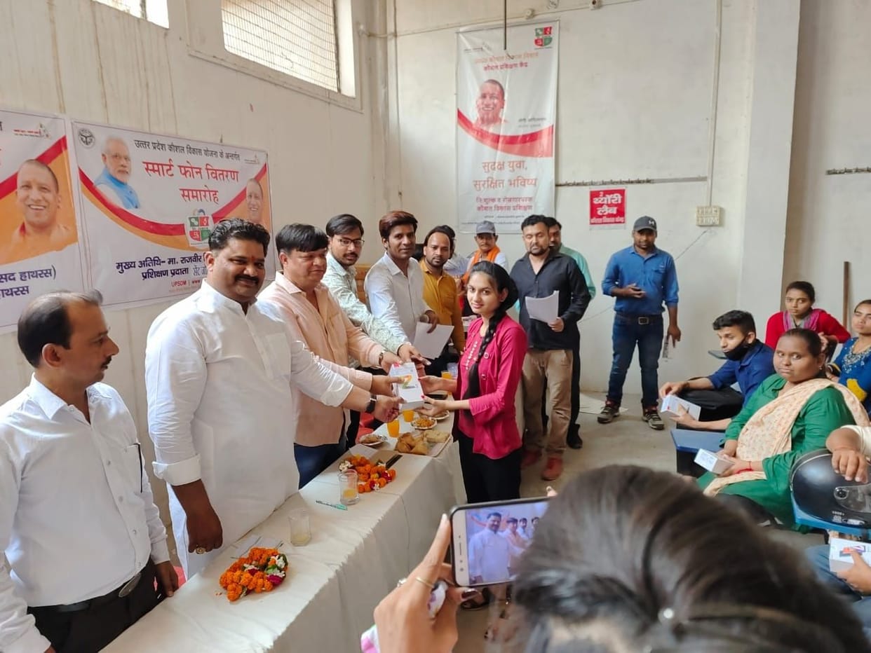 Hathras: The faces of the students blossomed after getting the smartphone