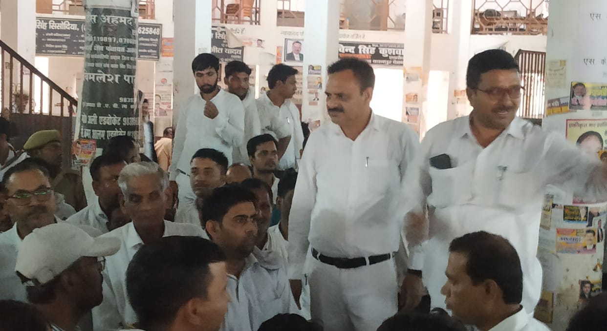 Kanpur Dehat: Advocates end their strike after talks with the Administrative Justice of Allahabad High Court