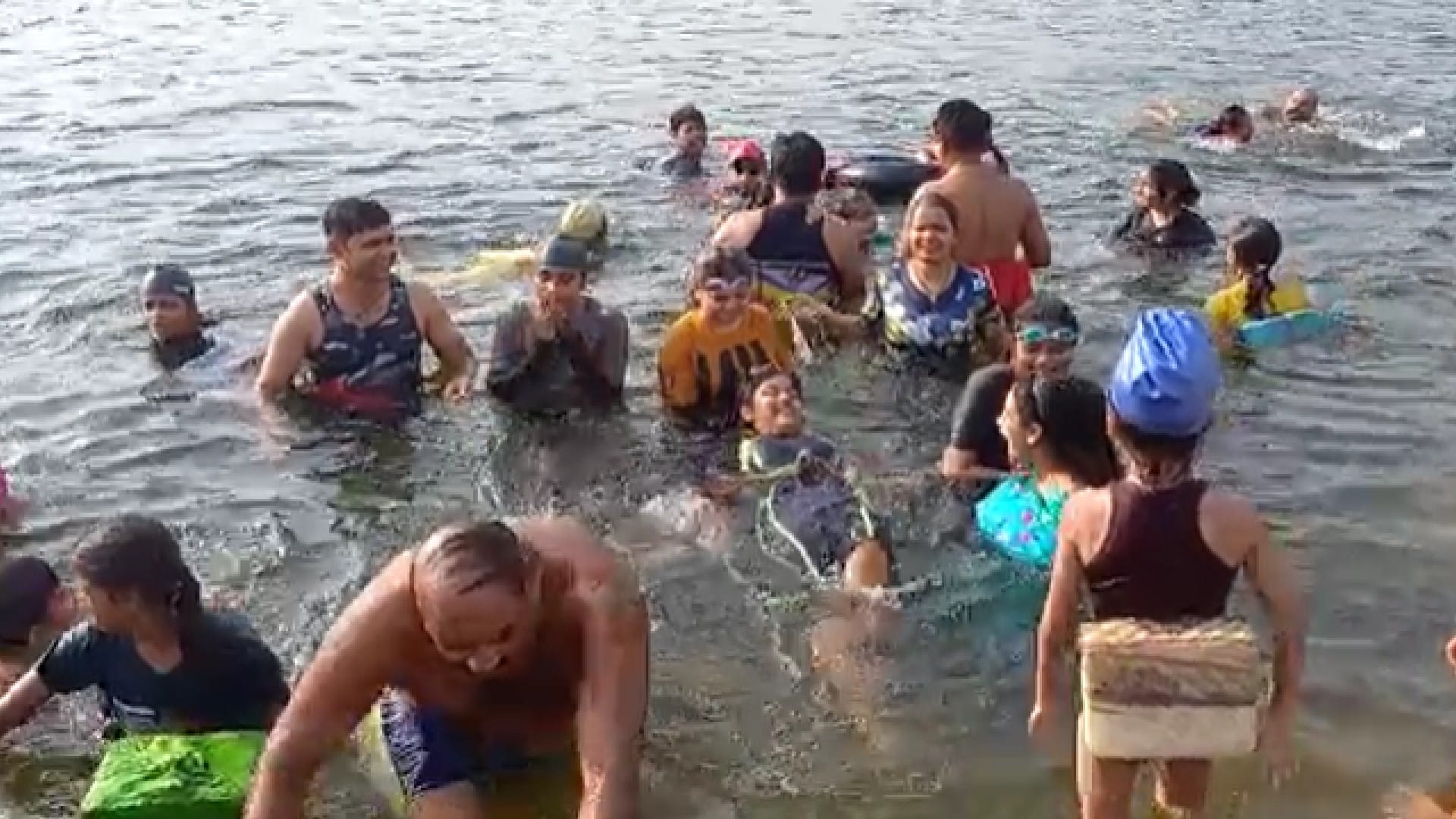 Jabalpur: People camped on the banks of Narmada to get rid of the heat, women are learning swimming tricks in Jilhari Ghat