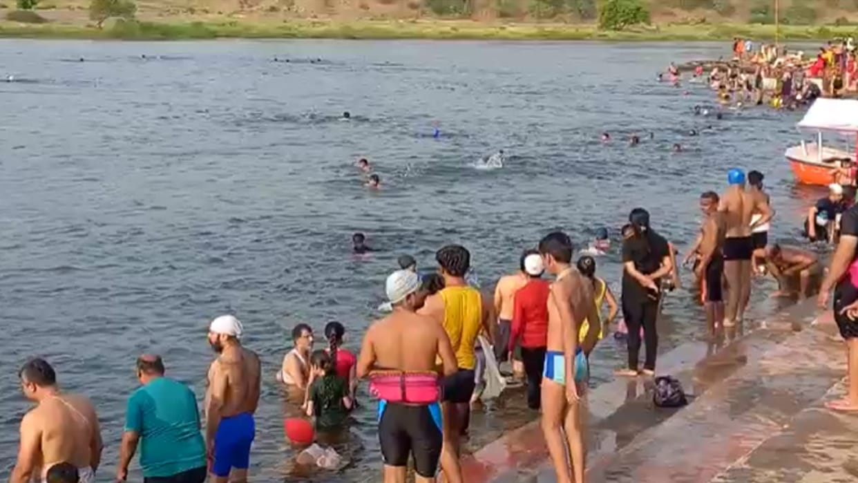 Jabalpur: People camped on the banks of Narmada to get rid of the heat, women are learning swimming tricks in Jilhari Ghat