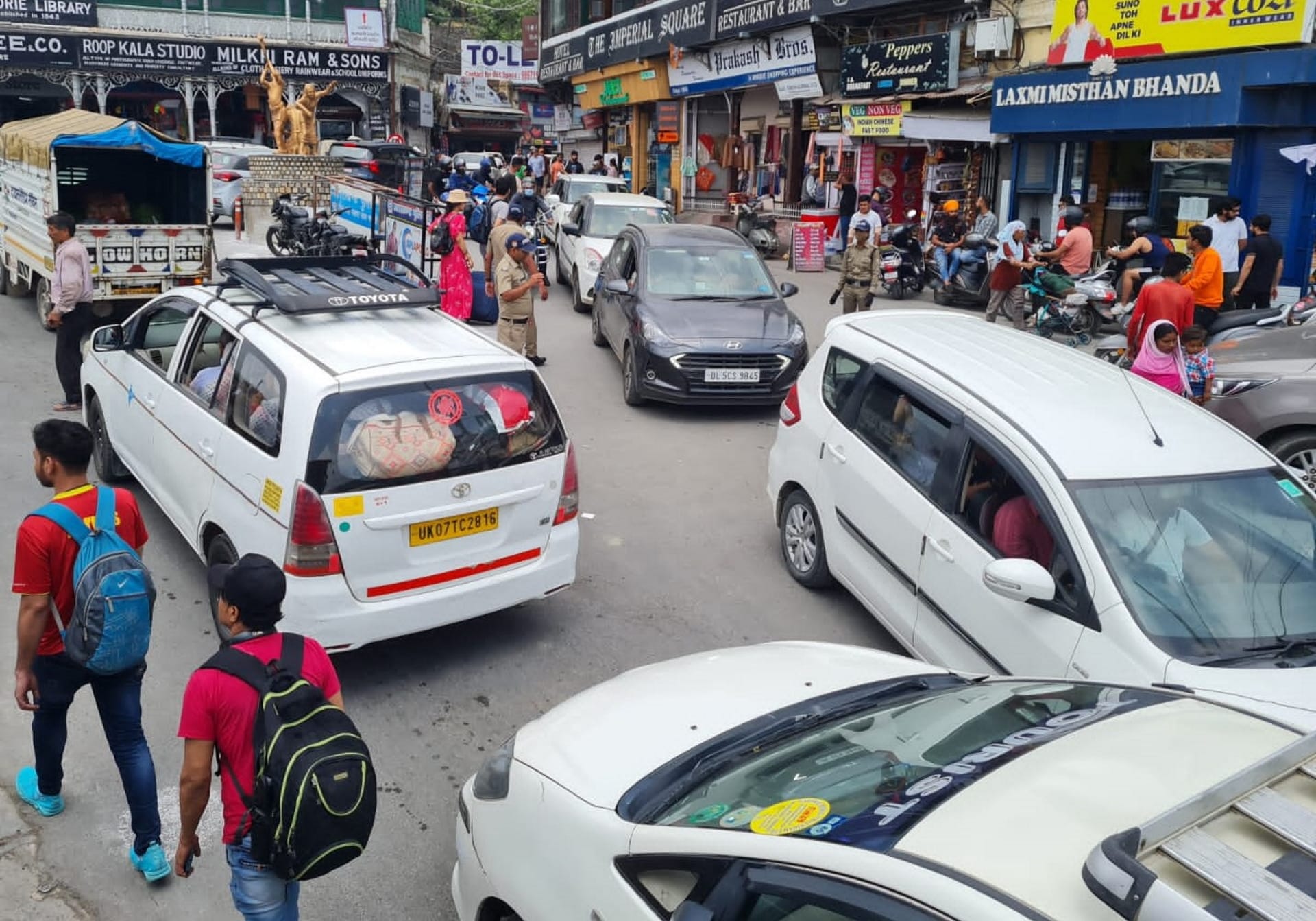 Tourist rush on weekend: People gathered to get rid of heat, Jam, Fun in Mussoorie and Kempty Falls, see pictures