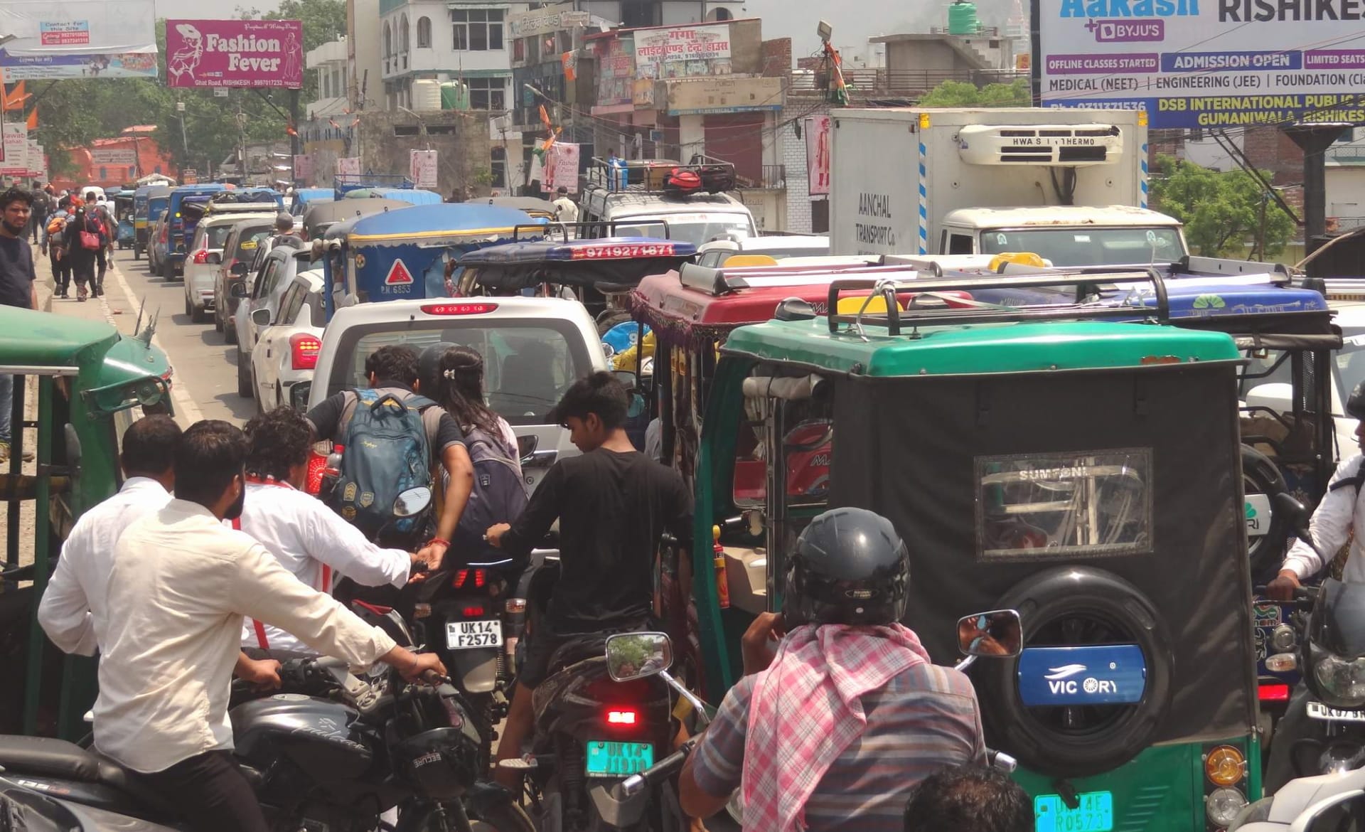 Tourist rush on weekend: People gathered to get rid of heat, Jam, Fun in Mussoorie and Kempty Falls, see pictures