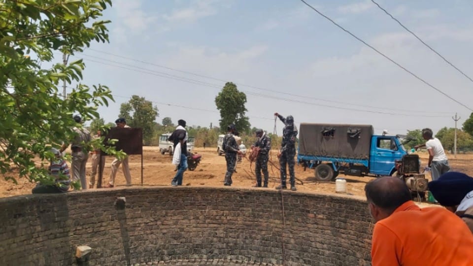 Policemen Killed in Guna: The arrested accused were shot in the leg by the police, trying to escape while carrying the weapons for recovery.