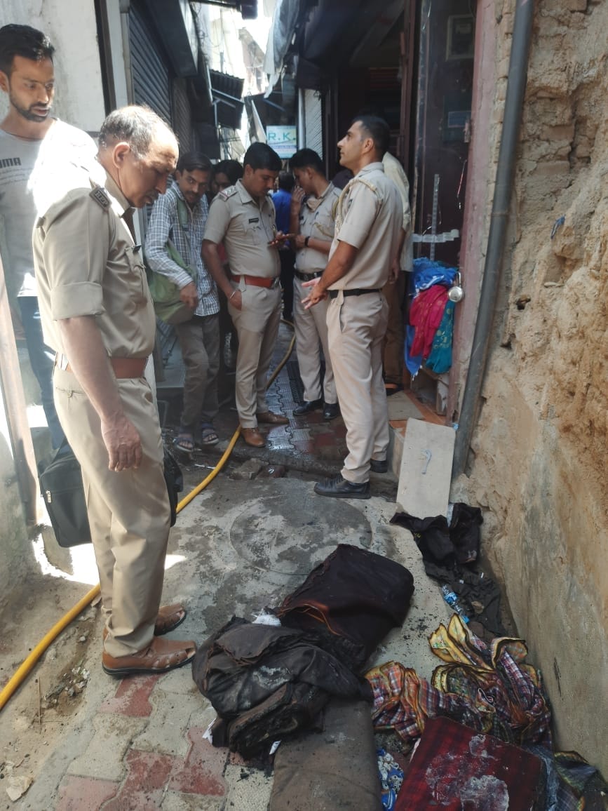 Fire in clothing shop, loss of lakhs