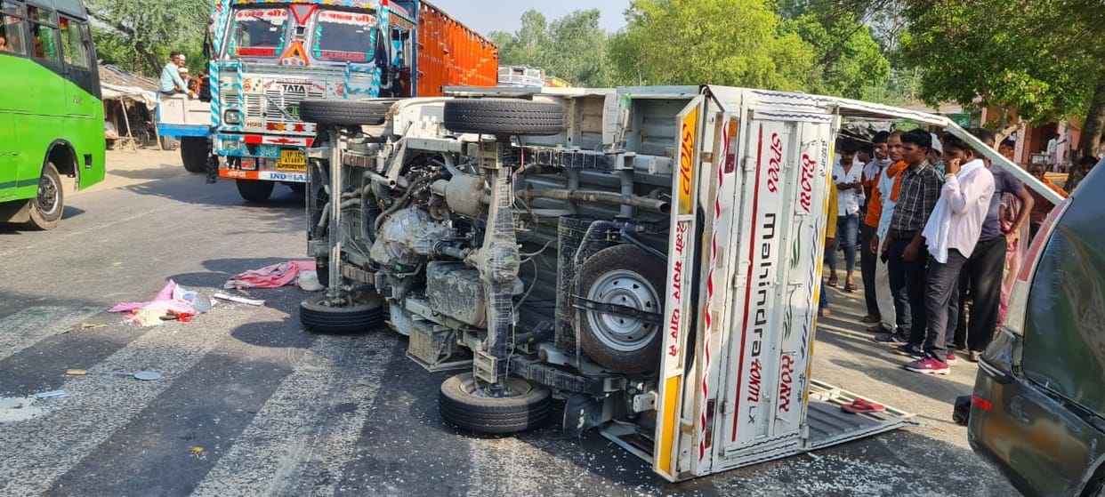 Fierce road accident in Hardoi,  Innova and pickup collide, two killed and a dozen injured