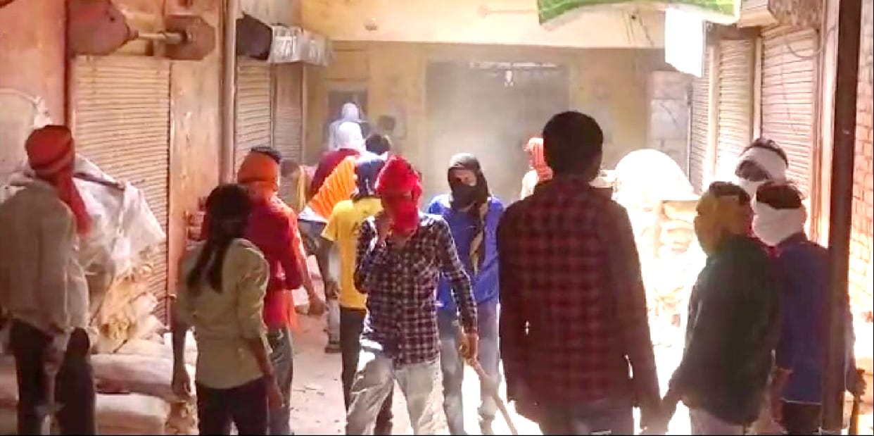 Stones were pelted at the residence of the General Secretary of the Board of Trade in Hamirpur, the miscreants came from vehicles with BJP flags