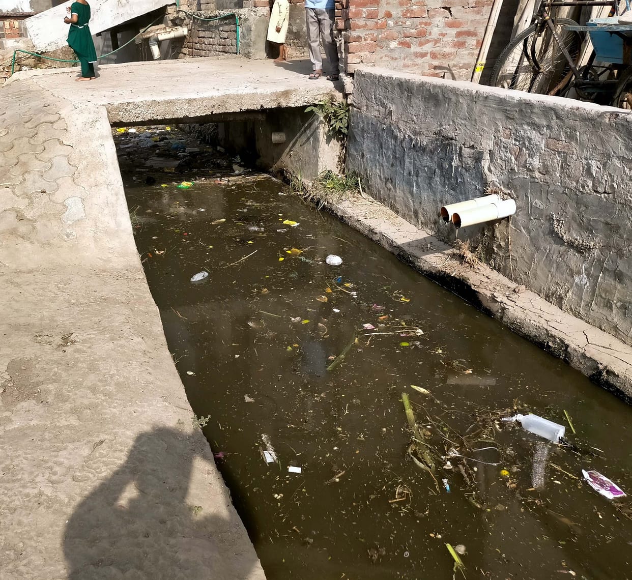There is a deep drain in front of the houses, just be careful