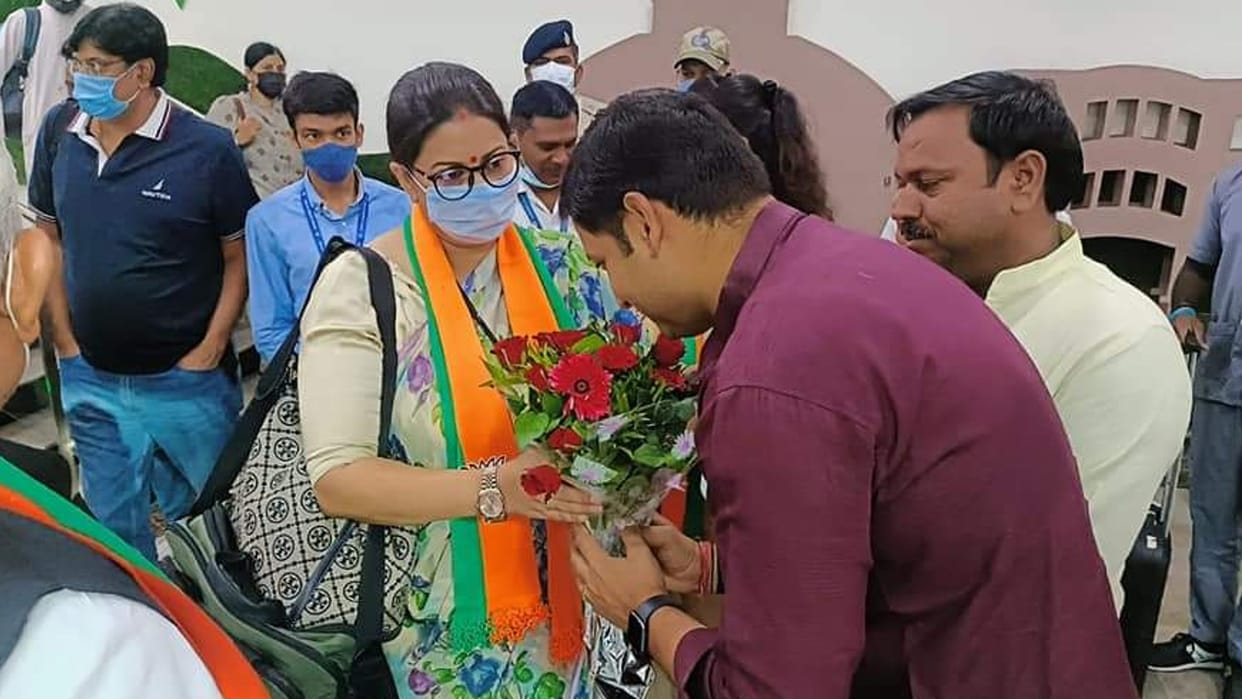 Madhya Pradesh: Union Minister Smriti Irani reaches Bhopal, will participate in Mahila Morcha camp in Sehore